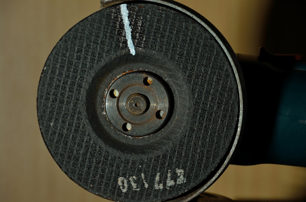 Neuer Kurzzeitblitz
ISO 400 f/8 1/60s
Scheibe dreht mit 11000 U/min