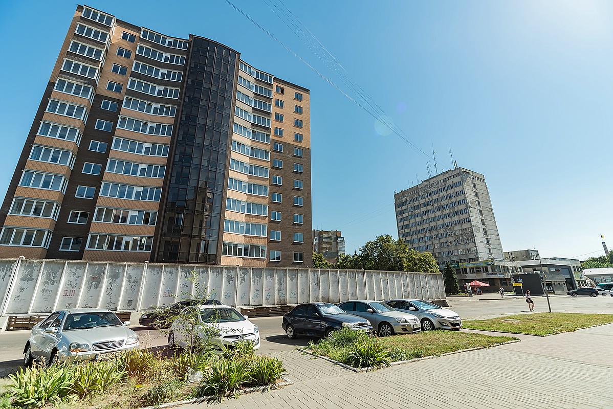 Neues Wohn-Gebäude und altes aus sowjetischen Zeiten direkt beeinander.