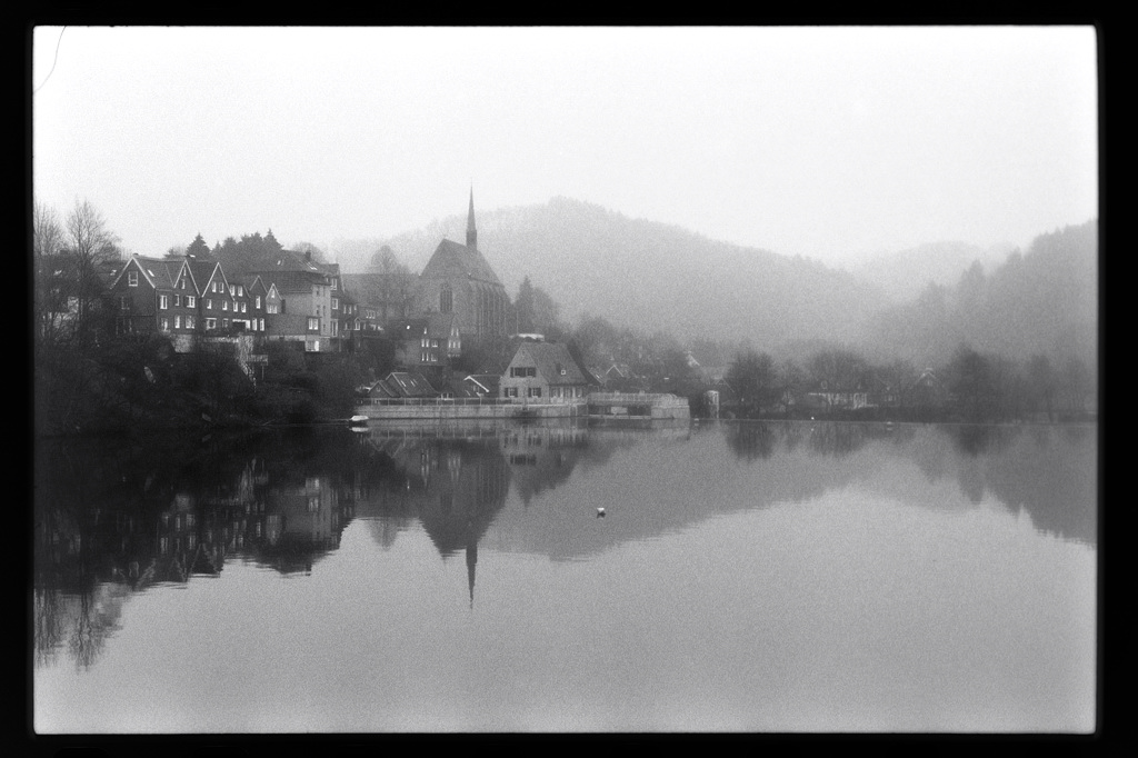 NFF See bearbeitet klein

Wuppertal Beyenburg mit der FM 2 mit Serie E 50mm auf Kodak 400 TX