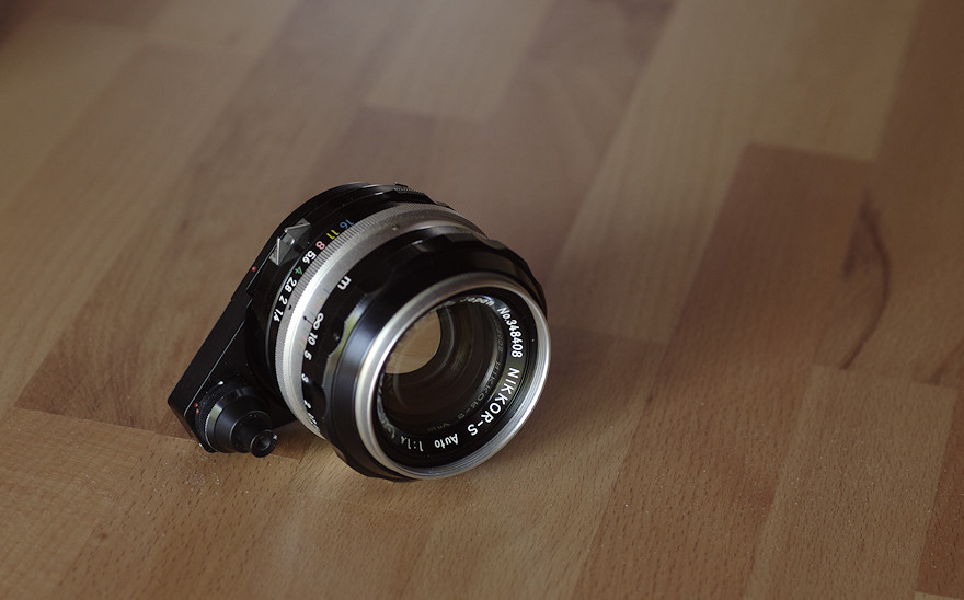Nikkor 50mm 1,4 "Berg-und-Tal" Non-Ai oder auch "jüngerer Typ A"
Auf diesem Bild mit Adapter für Alpa Pignos