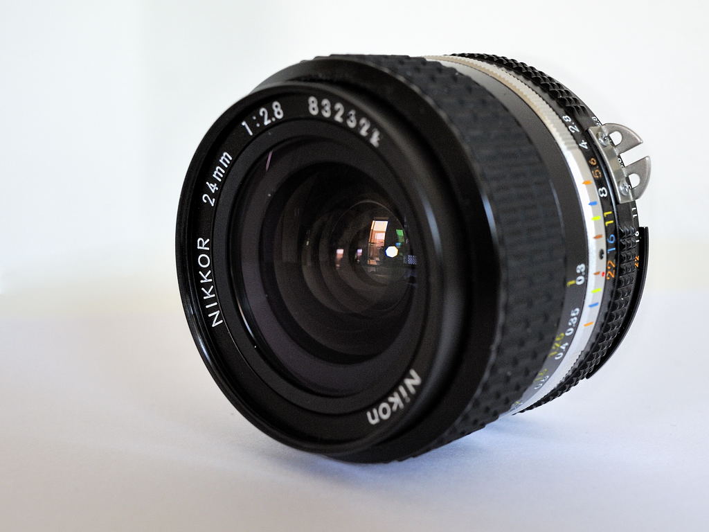 Nikkor AI-S 24/2.8 mit HN-1