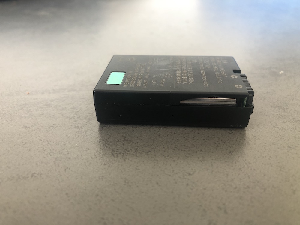 Nikon Akku mit defektem Gehäuse