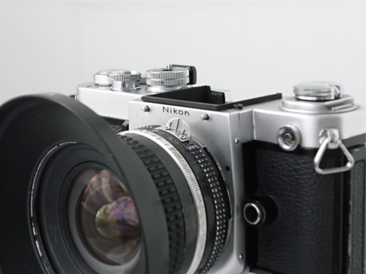 Nikon F2, abgenommenem Sucher &amp; Nikkor 20mm 2,8Ai-S