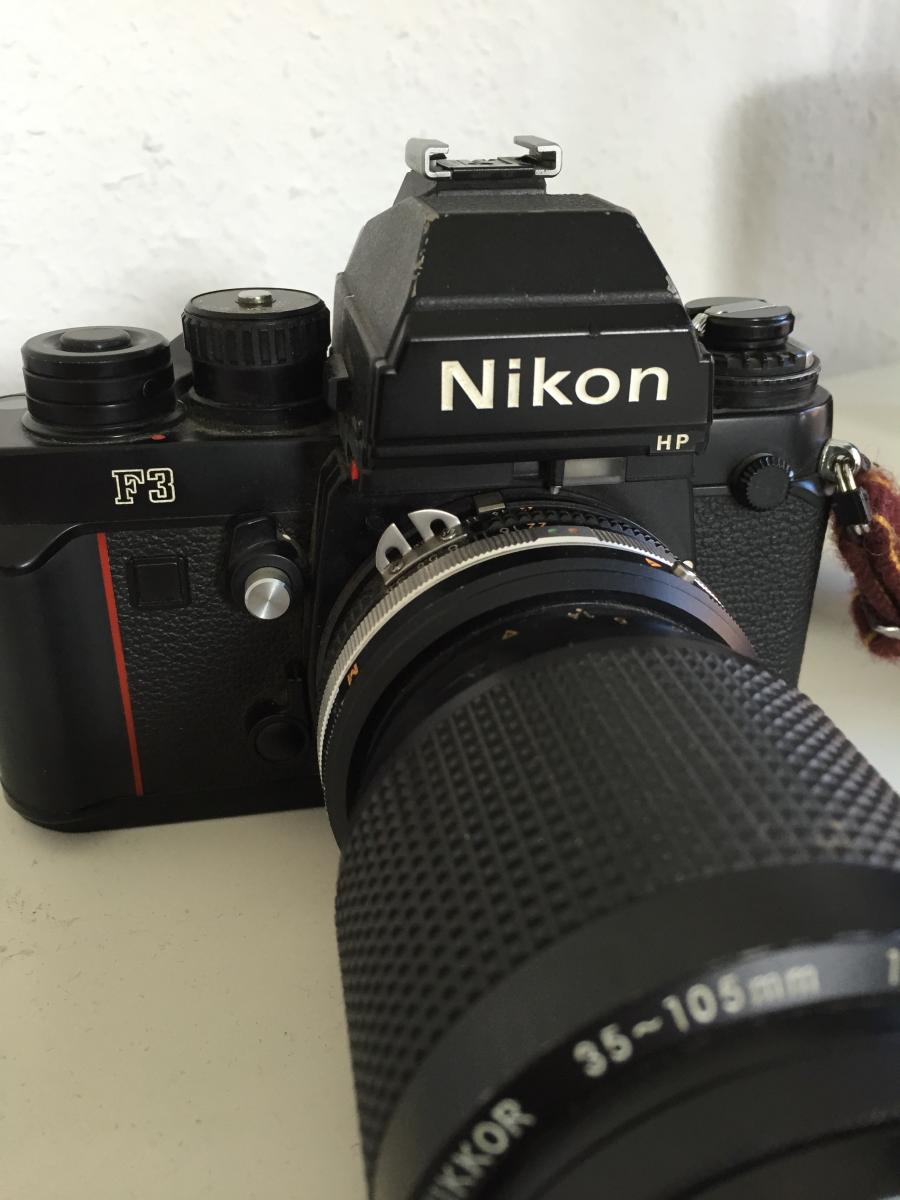Nikon F3 mit Nikkor 35-105
