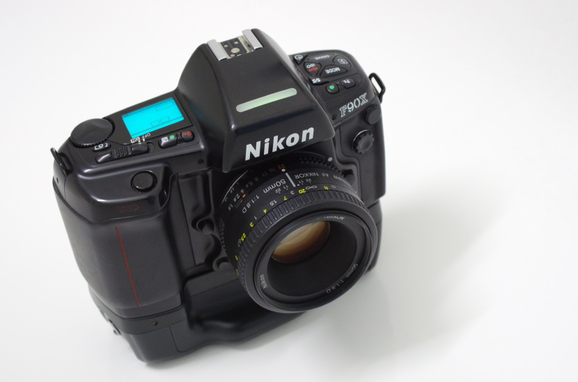 Nikon F90X 
mit HB10 &amp; Nikkor AF50mm 1,8