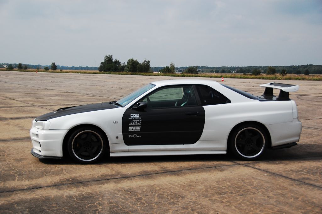 Nissans Dampfhammer - Nissan Skyline R34 GTR V-Spec RHD