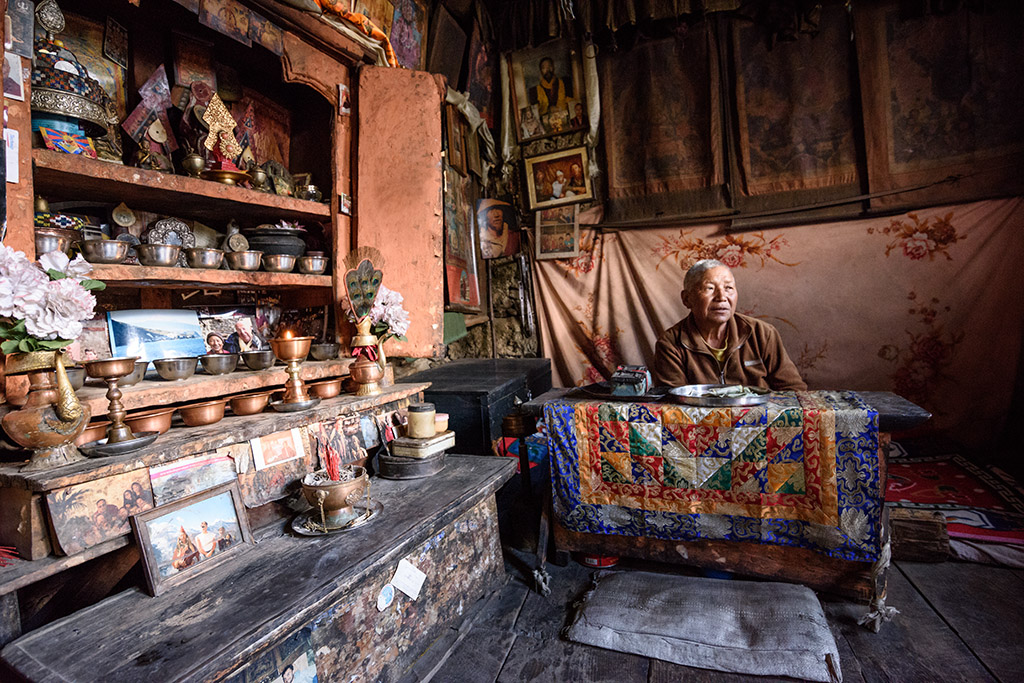 Nonne in Kloster oberhalb Manang klein