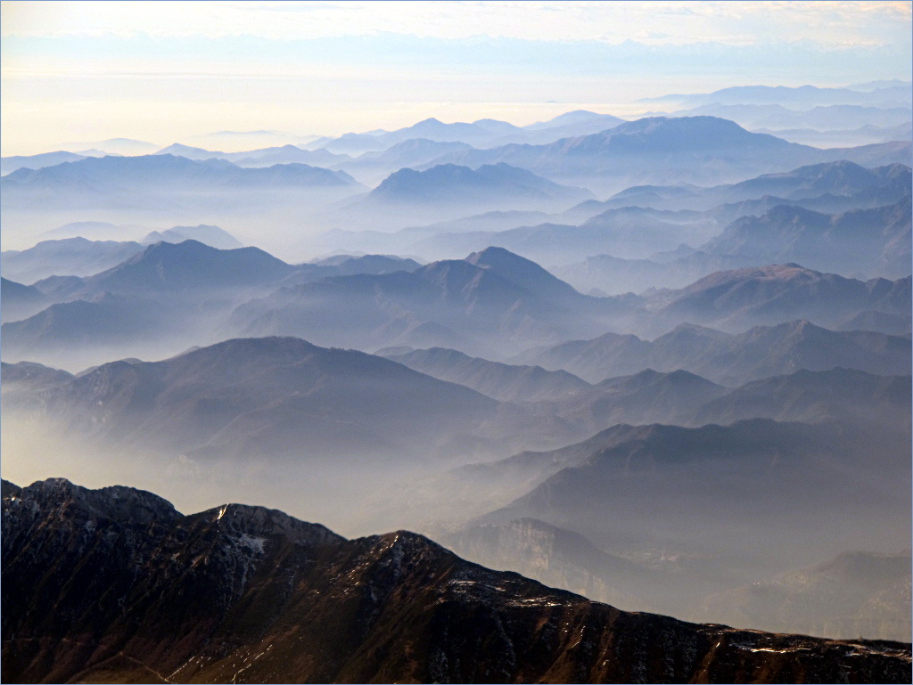 Norditalien im November, mittags gegen 14:00 Uhr. Im Vordergrund der Monte Baldo.