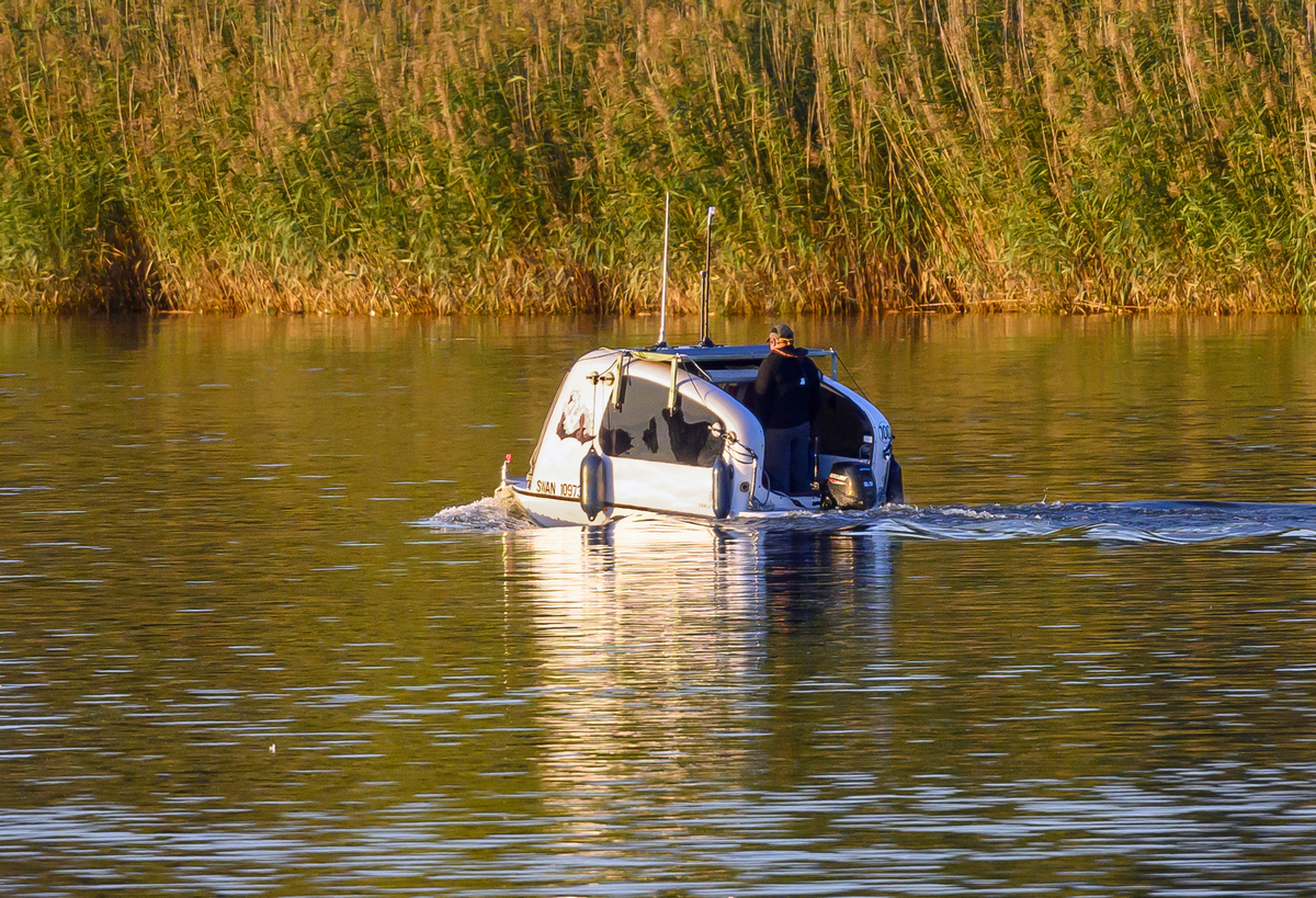 NZ9_9042_schwimmender Wohnwagen _Sealander_Elbe_IA_9_2023.jpg