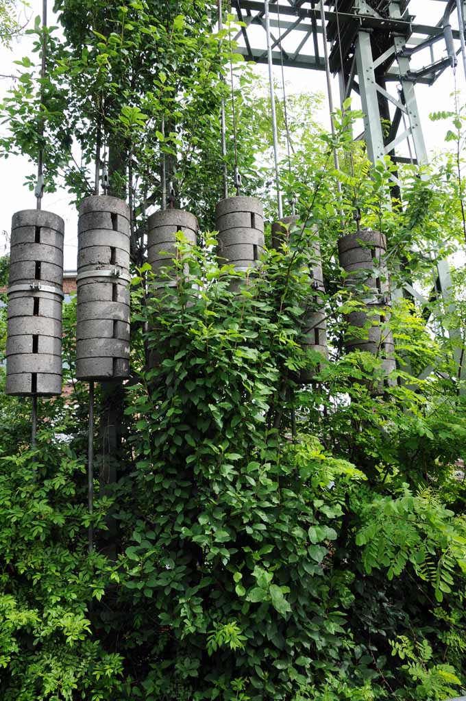 Oberleitungsmasten mit Spanngewichten