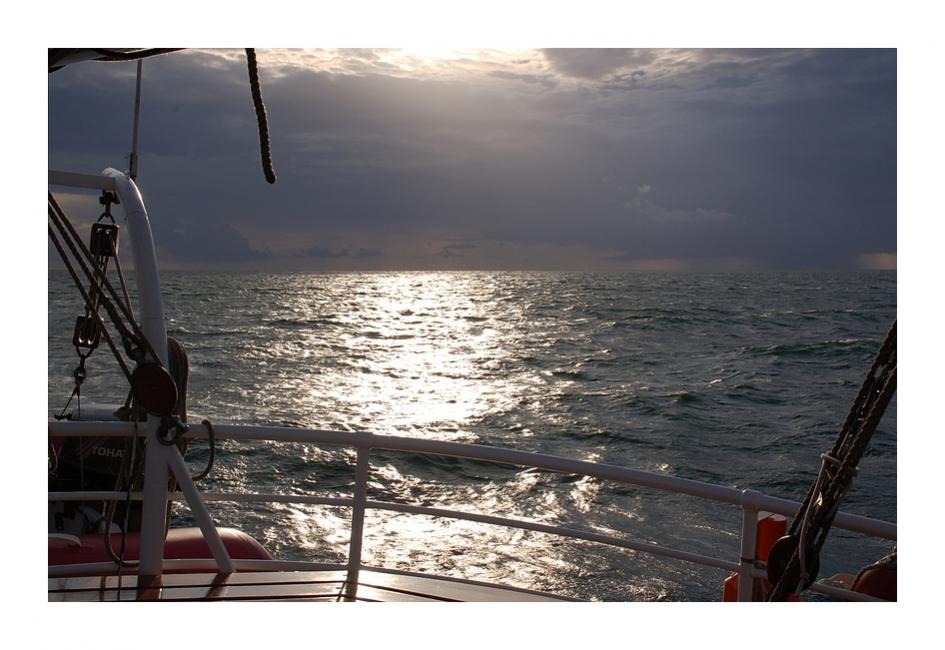 Oh, oh - sind wir schneller im Hafen, oder das Wetter bei uns? 
Zwischen Rostock und Stralsund