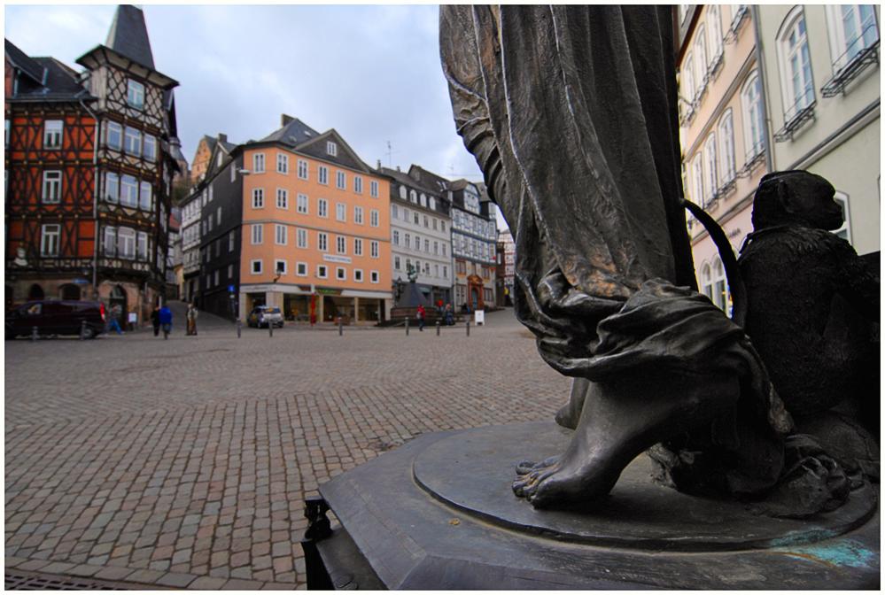 Ohne besonderen Anspruch: Marburger Markplatz - Blick auf das Schloss im Hintergrund. Tokina 12-20 bei 12mm / F 6,7 / 1/350 sec. / ISO 200 / Nikon D80