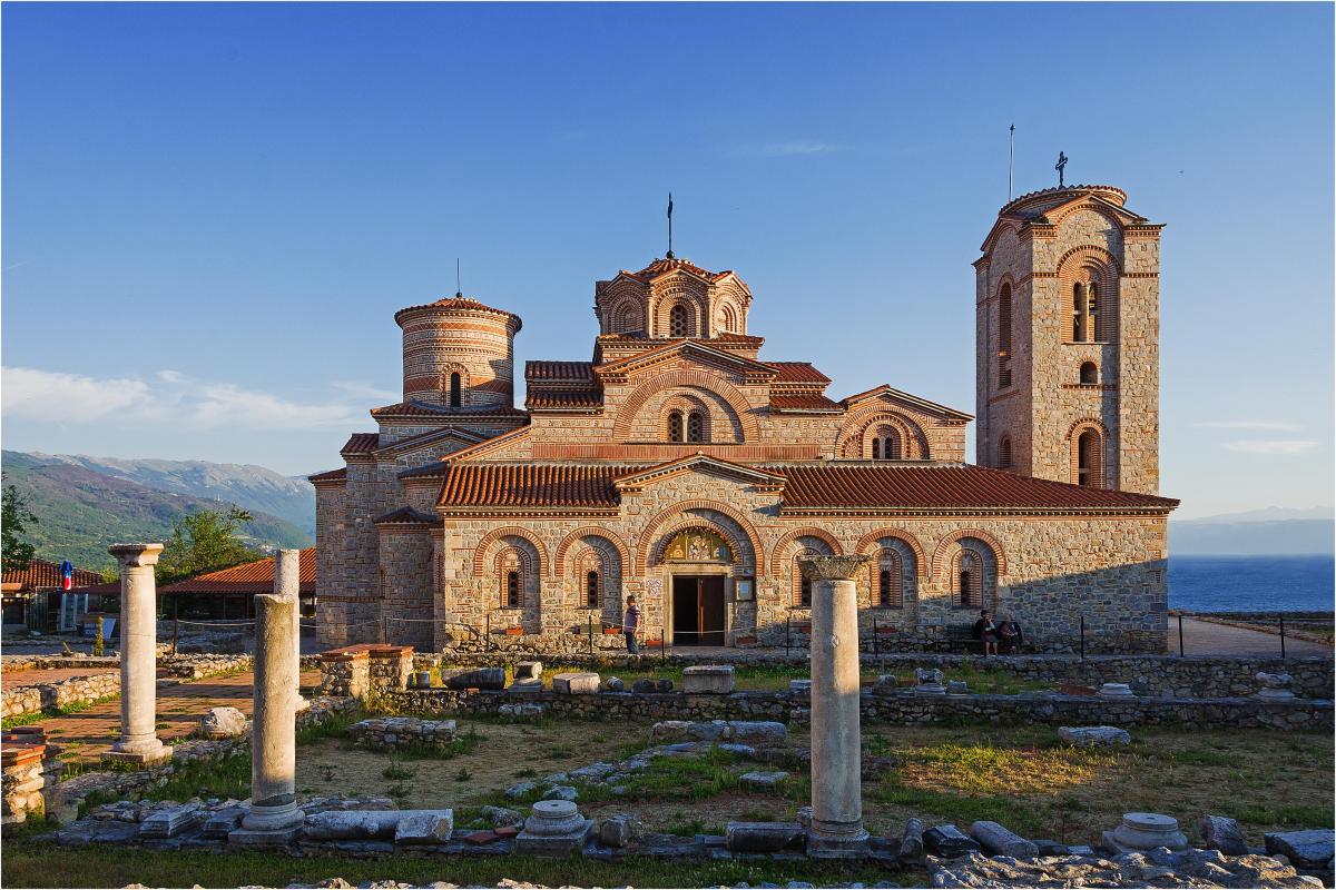 Ohrid Kirche von St. Panteleimon

Diese vollständig sanierte, nach alten Ansichten und Plänen wieder neu errichtete Kirche steht auf dem "Hausberg" de