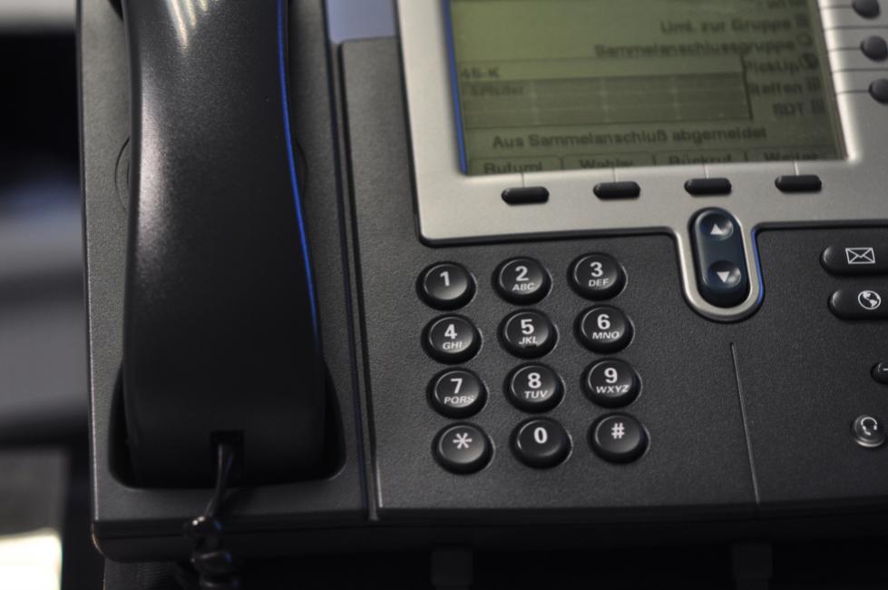 Original zum Ausschnitt der Telefontastatur 
aufgenommen mit Nikon D90 und DDR Carl Zeiss 
Biometar 2,8 / 80 Mittelformat Pentacon Six
frei Hand
