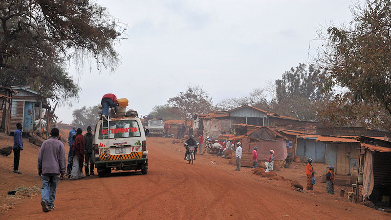 Ortsdurchfahrt im Norden Tanzanias
0406