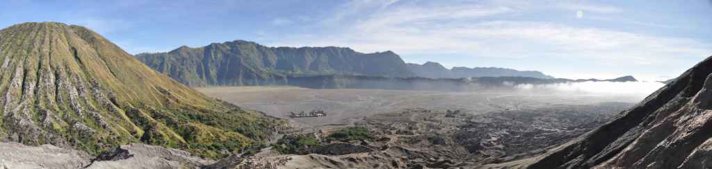 Panoramafoto vom Tal des Mount Bromo / Java