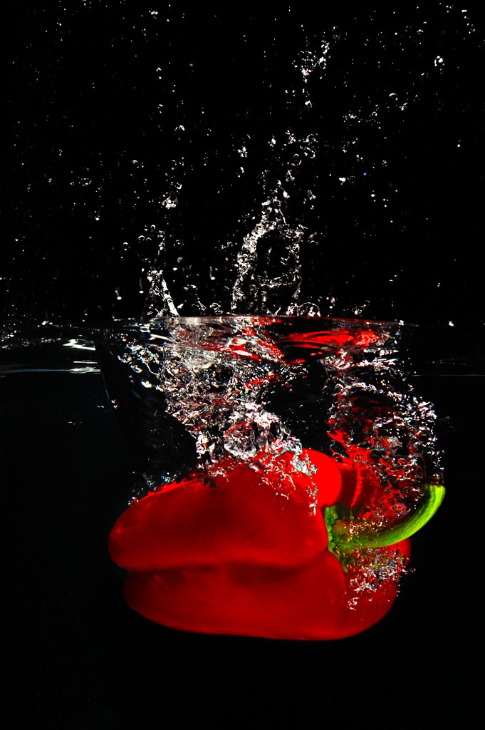 Paprika fällt ins Wasser