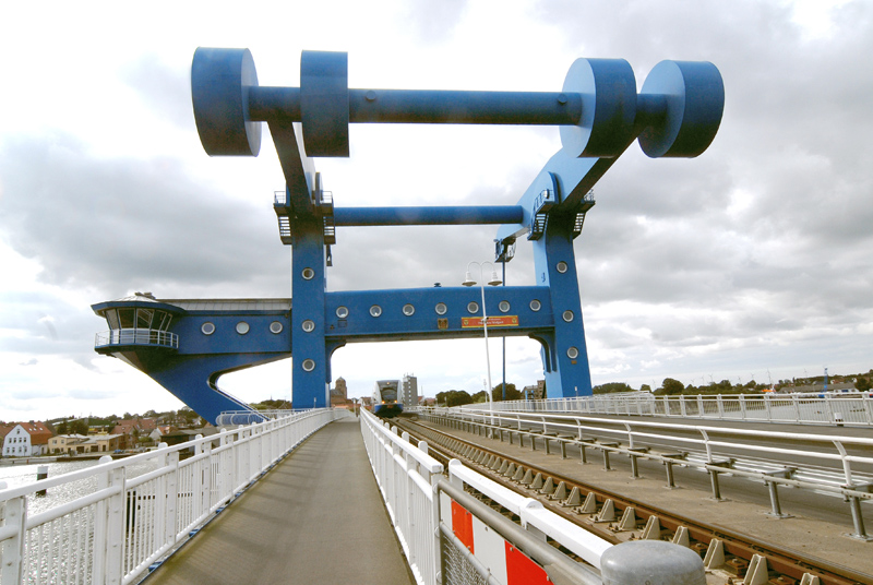 Peenebrücke bei Wolgast

Es dauerte fünf Jahre, ehe die in den Peenestrom gestürzten Überbauten geborgen und genau wie die Fundamente wieder so weit h