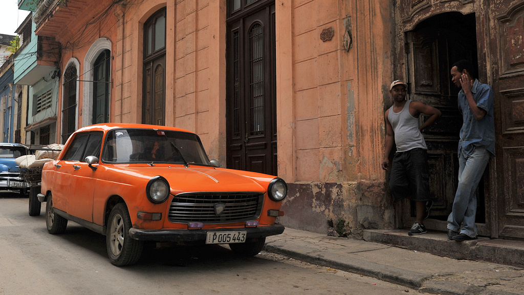 Peugeot 404 1960-1975 - ungewühnlich, dass die Blinker um die Ecken gehen, Export-Ausführung?
4773