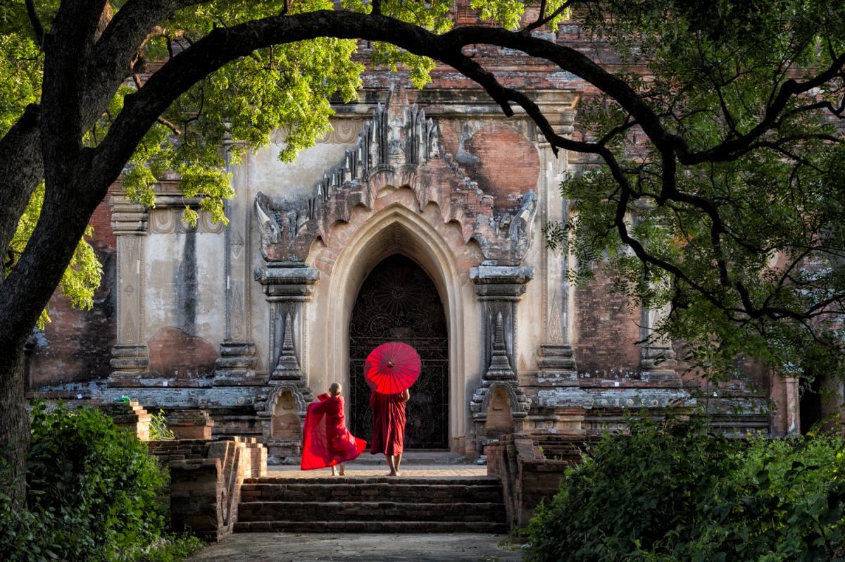 Picturesque - Szene in Bagan, dem Ort mit ca. 2000 Pagoden und Tempeln.