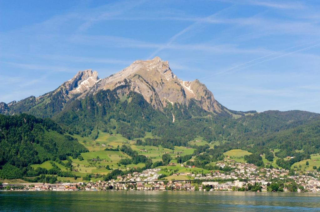 Pilatus mit Hergiswil am Ufer und Autobahn