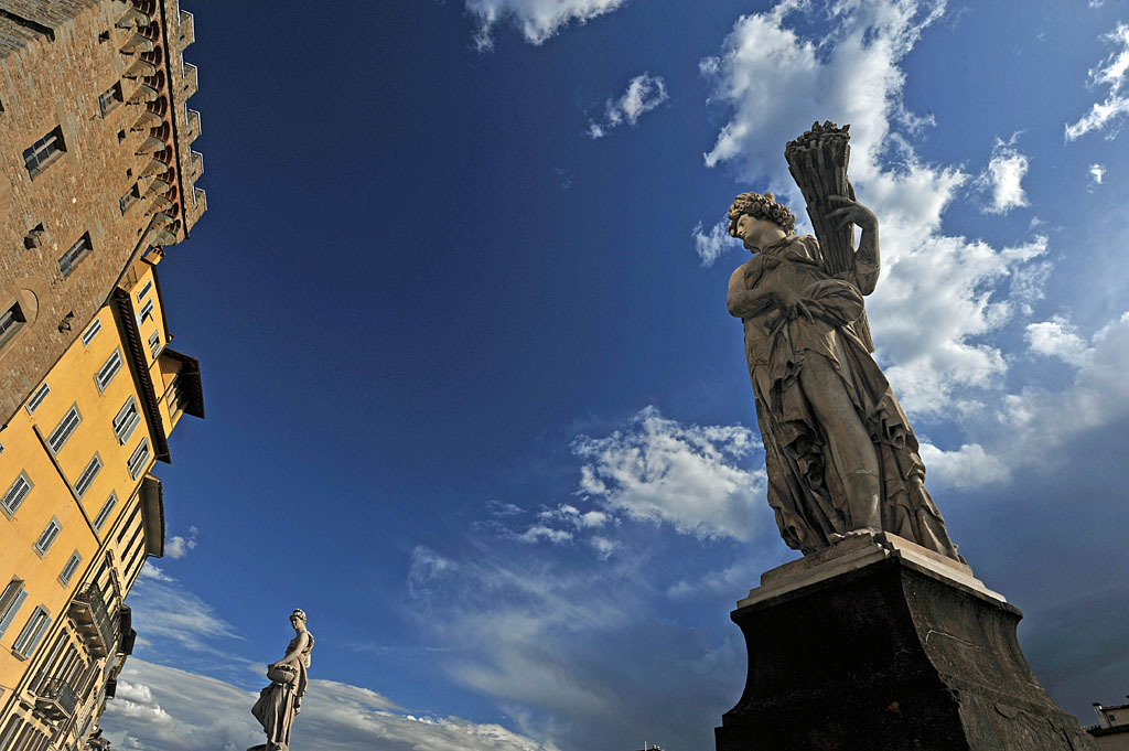 Ponte de la Trinita in Florenz - der Lichtschein auf der rechten Figur ist echt. Es war eine faszinierende Wolken- und Lichtstimmung