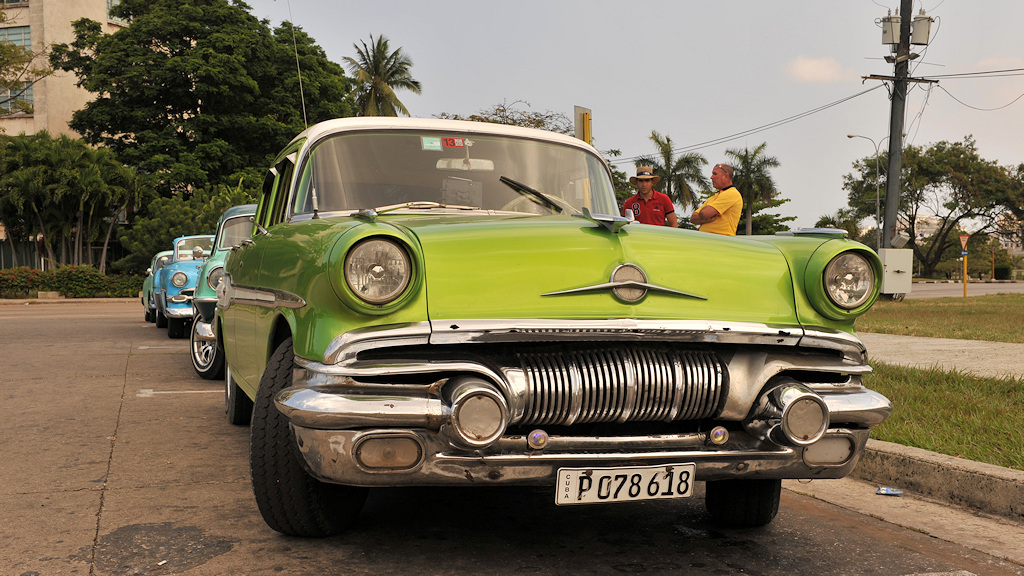 Pontiac Chieftain 1957 am Platz der Revolution
3386