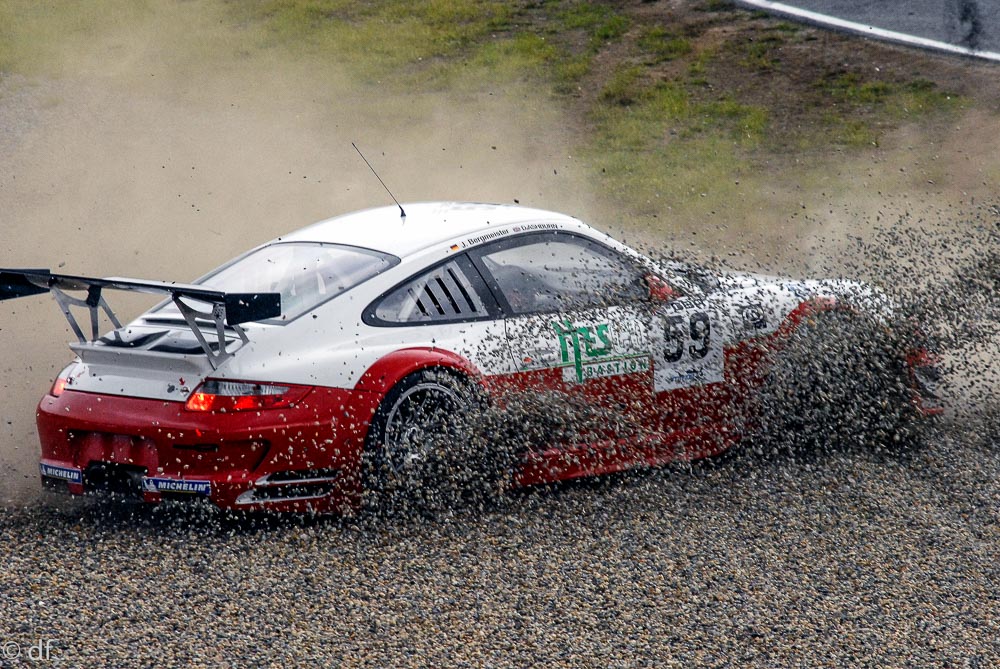 Porsche im Kiesbett
