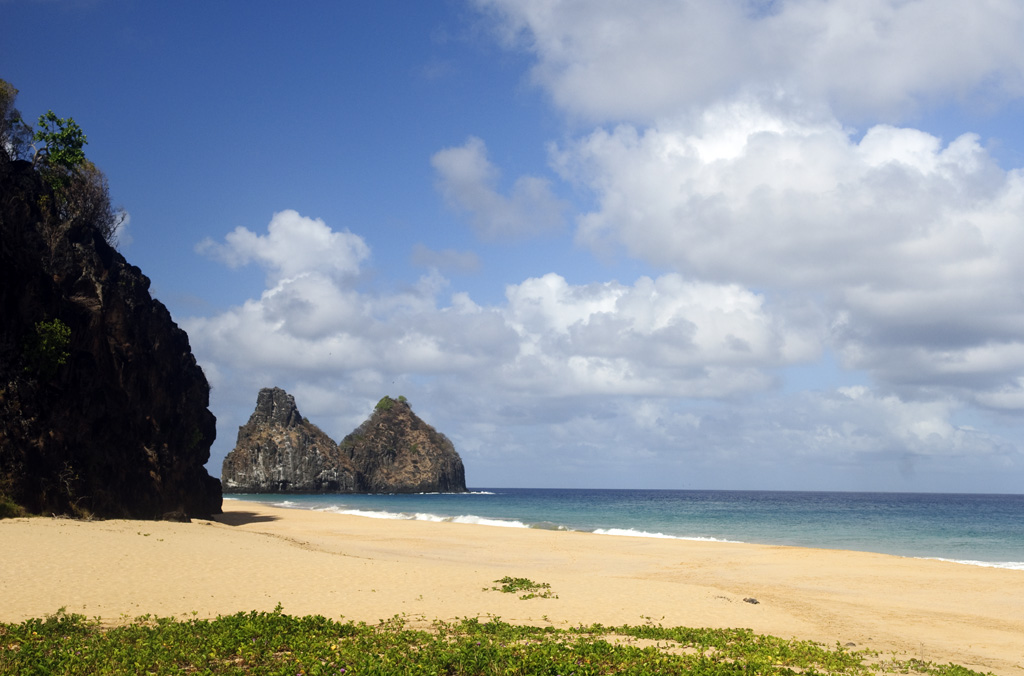 Praia do Bode mit den Dois Iramaos den zwei Brüdern