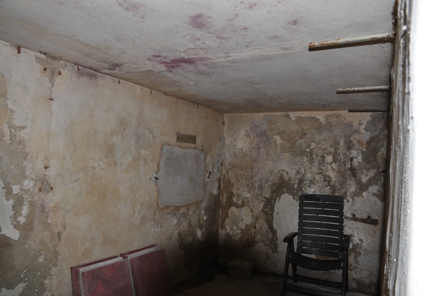 privter Bunker von der Türe nach innen, der Bunker ist ca 2m breit und 4m lang - Platz für 4 Personen...
an der Wand links hinten auf halber Höhe der 