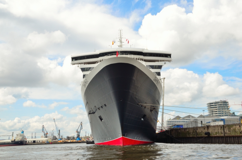 Queen Mary 2 am Chicagokai in Hamburg