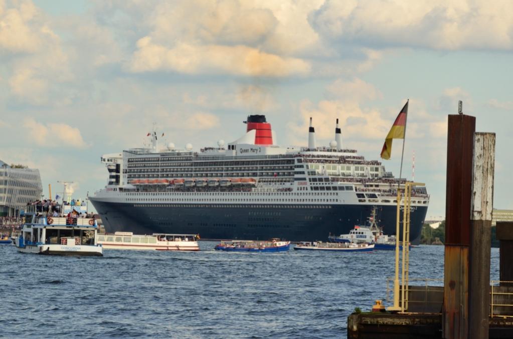 Queen Mary 2 beim Wendemanöver im Hafen. Kurz vor der Ausfahrt.