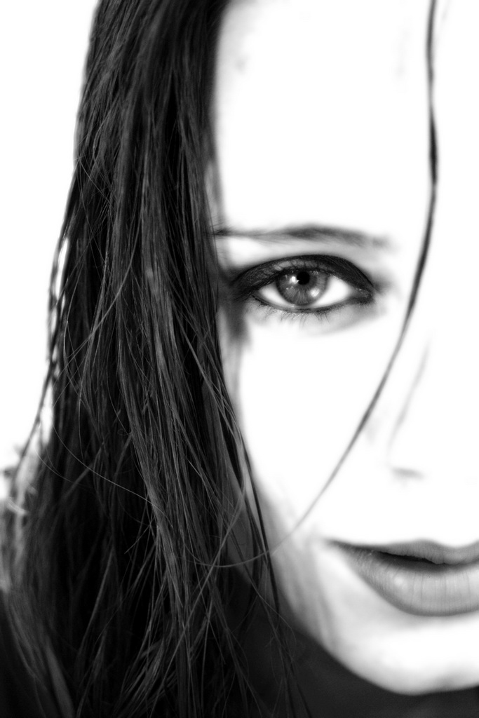 "Alex' Blick"
Das Bild habe ich 1995 mit meiner F90 auf Ilford 100 gemacht. Es Handelt sich um einen Negativscan.