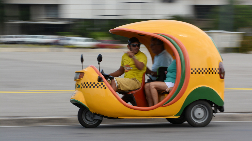 "Eiertaxi" am Platz der Revolution
CocoTaxi - kubanische Motorrikscha mit 75ccm Zweitaktmotor
6089a