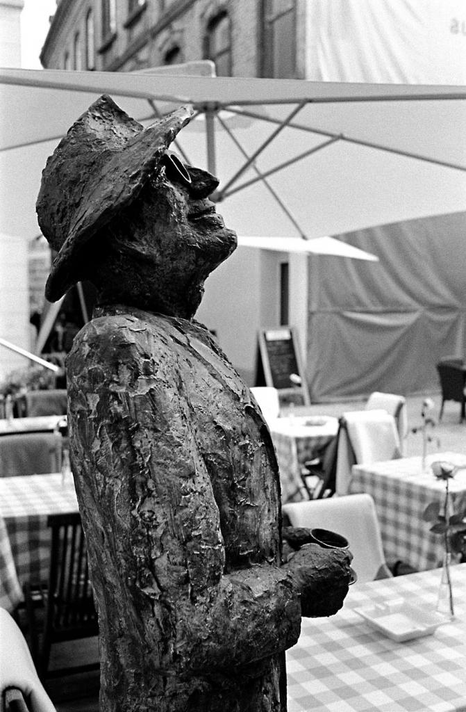 "Einen Kaffee bitte"
Nikon F5; Ilford HP5; Scan vom Negativ