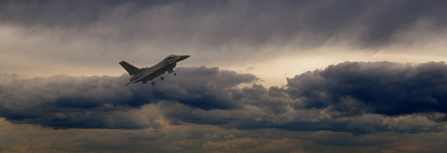 "Open house" in Spangdahlem. Der F16-Flieger wurde mit 400 mm aufgenommen und in den Abendhimmel kopiert. Ein Flugzeug vor einem grauen Himm