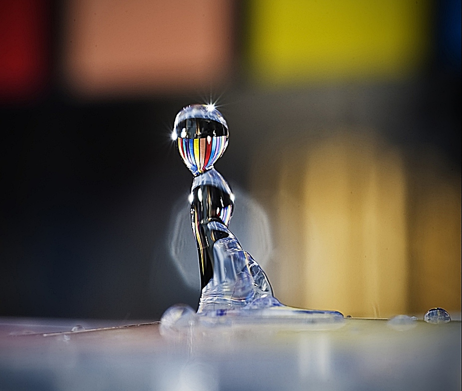"Streifencop" :)

Wassertropfen in Entstehung vor gestreiftem Hintergrund