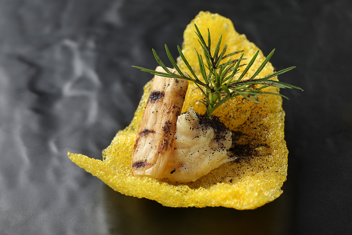 Räucheraal, gebrannte Schwarzwurzel, Asche, Dill, Kroepok