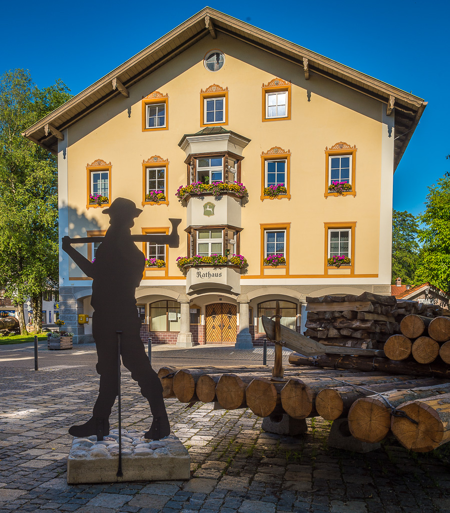 Rathaus von Lenggries mit Floß