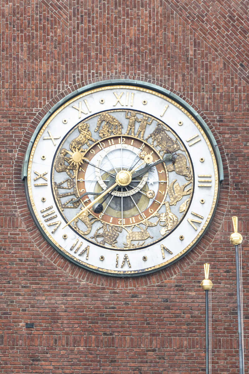 Rathausuhr Oslo.jpg