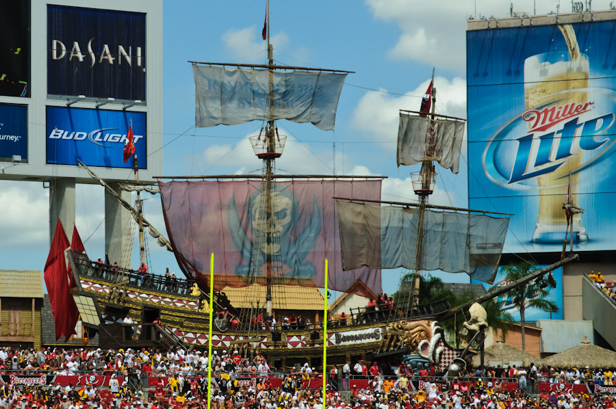 Raymond James Stadion: Piratenschiff