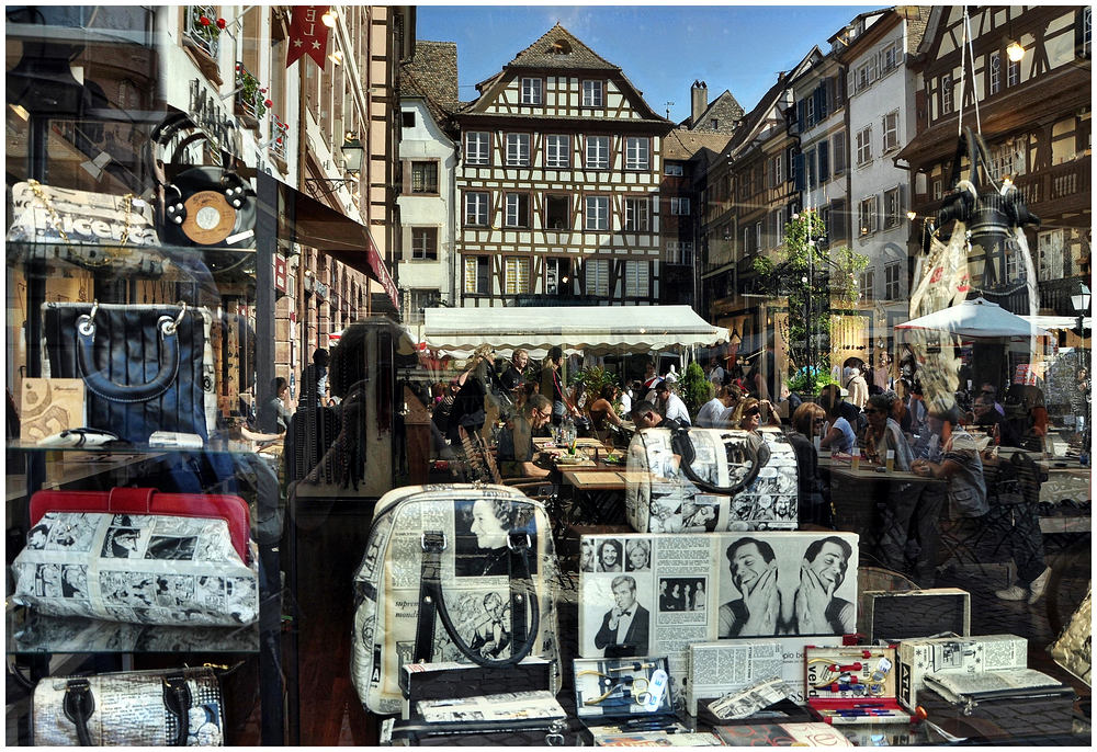 reflets
Spiegelung eines Teils der Strasbourger Altstadt im Schaufenster eines Ladens für Luxus-Accessoirs