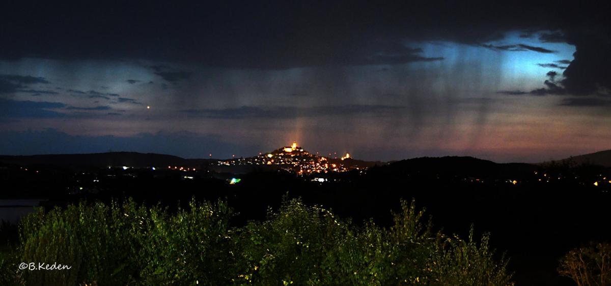 Regen über Burg Gleiberg in Mittelhessen