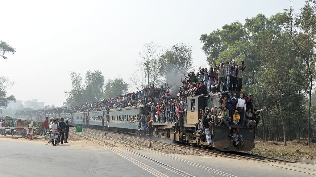 Regionalzug nach Tongi mit 2317
am Bahnübergang der Tongi Diversion Road
beim Banani Overpass in Dhaka
1138