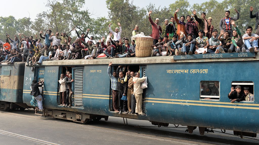 Regionalzug nach Tongi mit 2317
am Bahnübergang der Tongi Diversion Road
beim Banani Overpass in Dhaka
1169