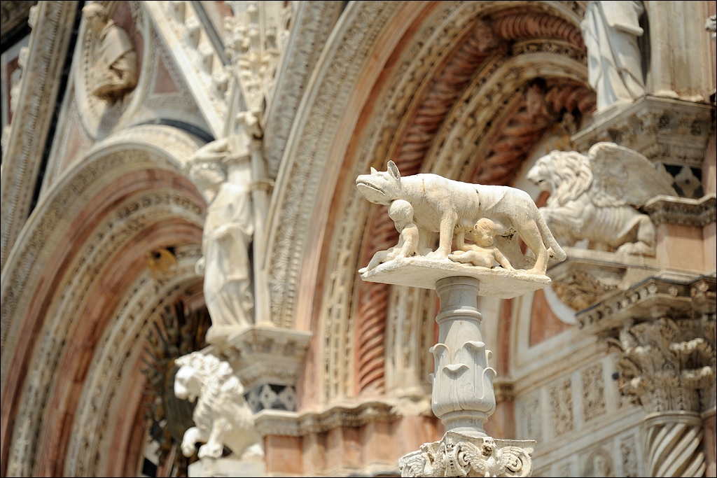 Remus und Romulus mit der etruskischen Wölfin vor dem Dom zu Siena