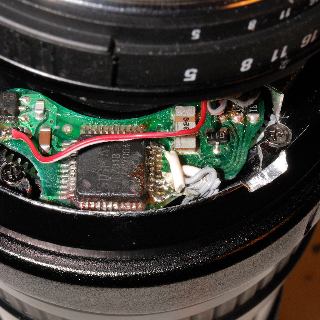 Reparatur des abgerissenen Brennweitengeberflexikabels
an meinem alten Sigma AF 170-500/5-6.3 APO Zoom.
Neuanschluss der selbst zurechtgefeilten CPU-P