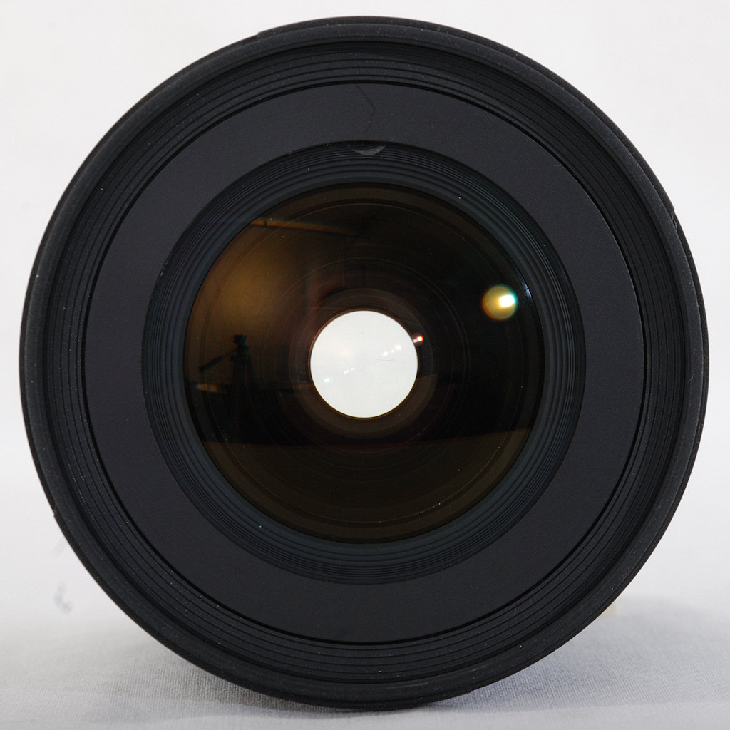 Repariertes Sigma AF 24/1.8D macro EX DG:
Den Glasbruch am Rand der Frontlinse sieht man nur so,
auf den Fotos wirkt er sich nicht mehr aus.