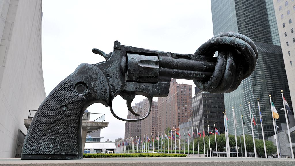 Revolver vor den Vereinten Nationen
9054