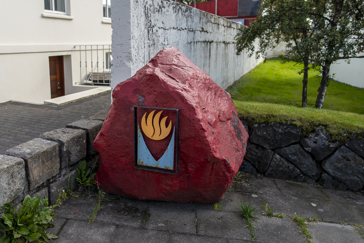 Reykjavik roter Stein.jpg